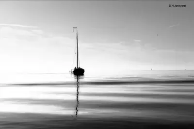 de-stilte-stilte-voor-de-storm-weinig-wind-windkracht-0-windstil-vlak-water-kalm-water-rimpelingen-waterspiegel-zeespiegel-dobberen-boot-bootje-calm-reflection-before-the-storm-sea-level-1